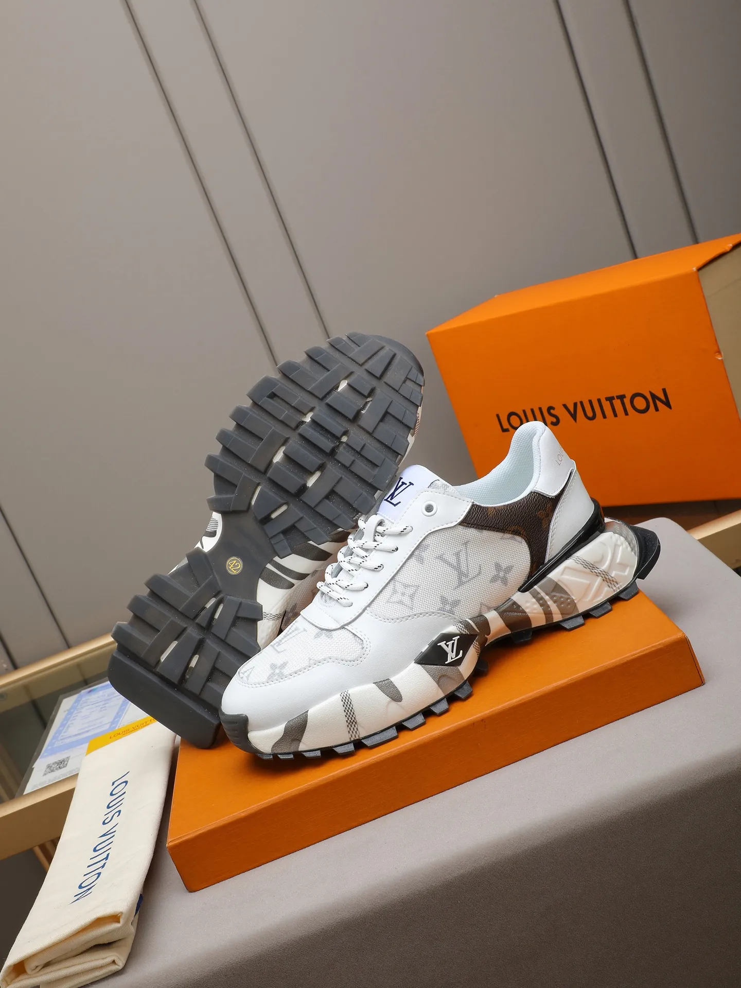 Men's shoes 💰440 [LV] Casual sports shoes, breathable and comfortable, easy to walk, a versatile style for trendy men, Versace special materials and calfskin ➕ breathable mesh lining ➕ popular printed outsole, sports and running style, super comfortable. Code number 38-44 (45 customized)